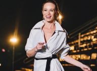 Mariana Ximenes esbanja elegância com look preto e branco avaliado em R$ 30 mil