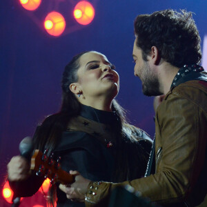 Maiara brincou sobre a participação de Fernando em seu show: 'Ele sobe para cantar e eu que não sou besta, aproveito!'