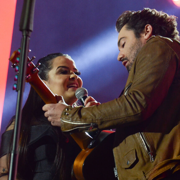 Maiara cantou, sem enconder o olhar apaixonado, com o namorado, Fernando