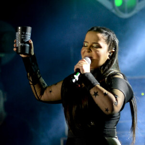 Maiara escolheu um look preto com transparência e estrelas bordadas