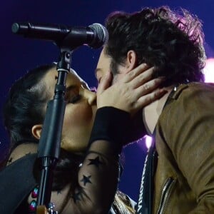 Maiara tem look elogiado por namorado, Fernando, e o beija em show neste sábado, dia 25 de maio de 2019