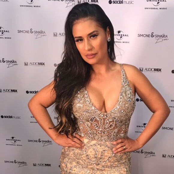 Dupla de Simaria, Simone usa modelo decotado com transparência