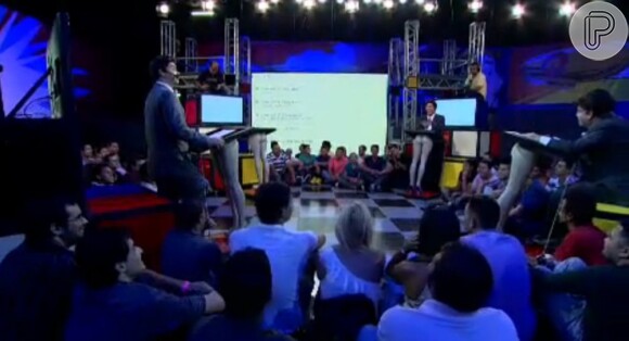 Os integrantes da atração estrearam a nova temporada de programas ao vivo indo contra uma liminar da Justiça de São Paulo