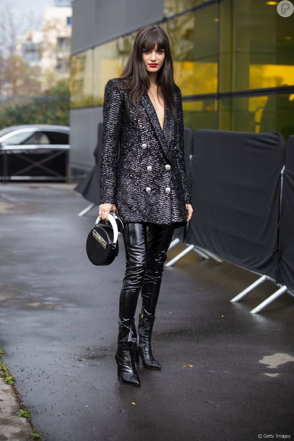 calça de couro com blazer