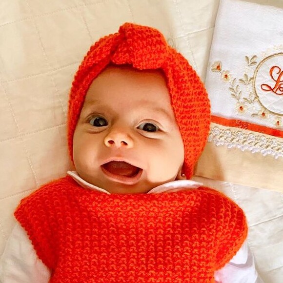 Thaeme filmou a filha, Liz, de 1 mês, se divertindo com o móbile em seu berço