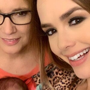 Thaeme filmou a filha, Liz, de 1 mês, nos braços da avó: 'Meus dois amores'