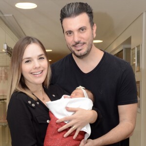 Thaeme e Fabio da Lua são pais da pequena Liz, de 1 mês