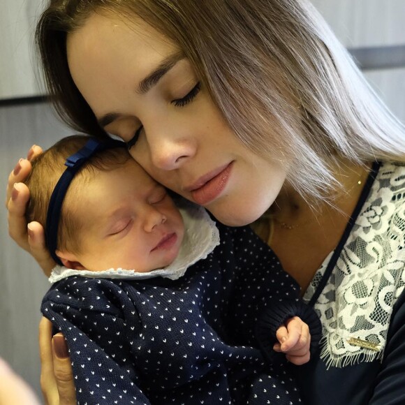 Thaeme afirmou que não deixa a filha, Liz, de 1 mês, dormir de tiara