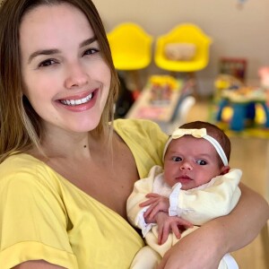 Thaeme gosta de combinar looks com a filha, Liz, de 1 mês