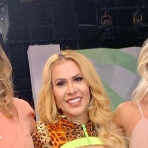 Joelma usou top neon e hot pant com estampa de animal print