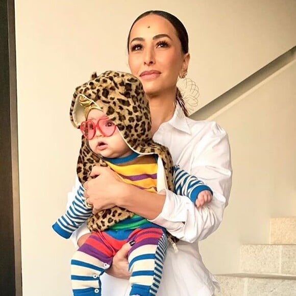 Filha de Sabrina Sato, Zoe faz travessura com comida e diverte a mãe