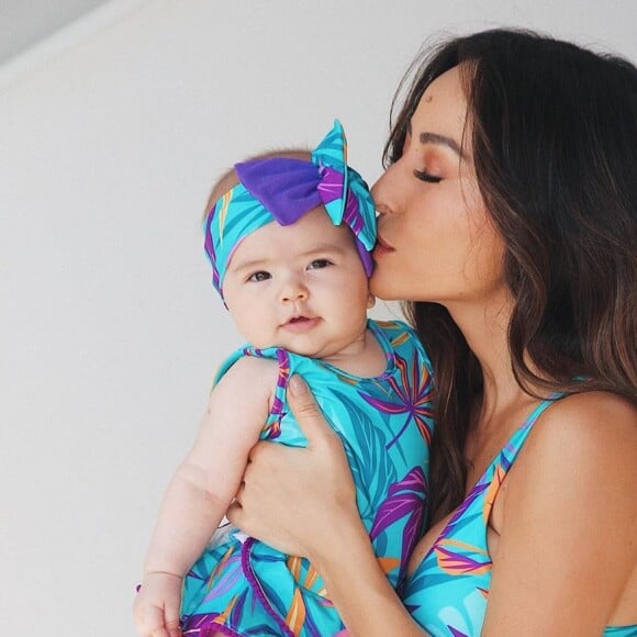 Sabrina Sato viu a filha, Zoe, suja de comida e se divertiu: 'Vamos comer? Tem comida até no seu nariz!'