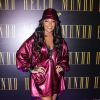 Ludmilla lança première do DVD 'Hello Mundo' com vestido oversized bordô e desert boot da Louis Vuitton, de R$ 5 mil