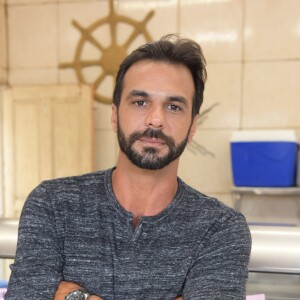 Na novela 'Topíssima', Pedro (Felipe Cardoso) atira no comboio que leva Caio (Ivan Rios) no capítulo de terça-feira, 4 de junho de 2019