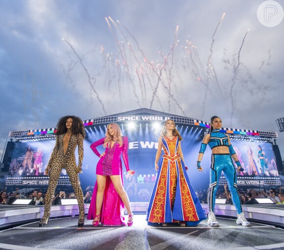 Spice Girls voltaram aos palcos com figurino que representava o DNA da girl band no auge