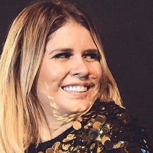 Marilia Mendonça elege suéter de lantejoula para show em Minas Gerais, nesta quinta-feira, dia 30 de maio de 2019