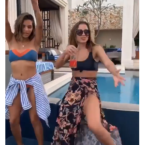 Em vídeo, Pedro Scooby aparece acompanhado do pai de Anitta, Mauro Machado, de shorts, camisa branca, chinelo e bebendo um bom drink