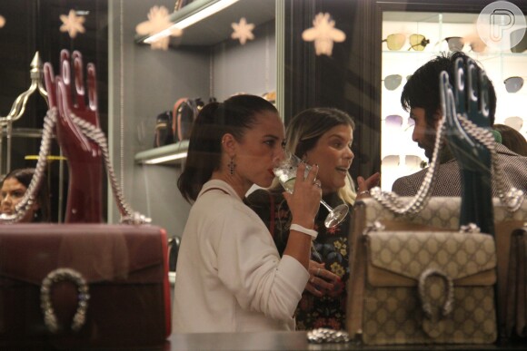 Paolla Oliveira é fotografada bebendo drink em evento da Gucci
