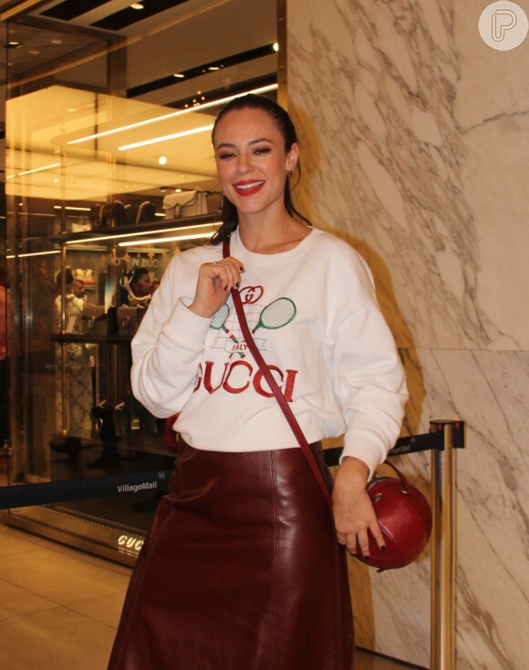Paolla Oliveira é comparada à personagem Vivi Guedes pelos fãs em foto postada por ela no evento da Gucci