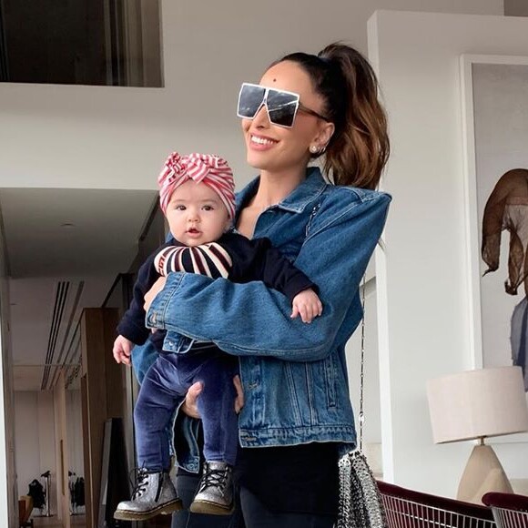 Sabrina Sato ficou com a filha por perto mesmo durante os exercícios físicos