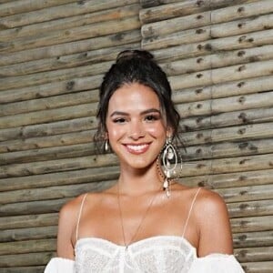 Bruna Marquezine usa peças em verniz em sessão de fotos