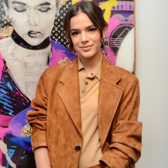 Bruna Marquezine usa office look com aspecto oversize em sessão de fotos