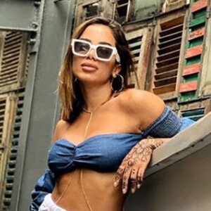 'Me viram acompanhada em uma balada e isso virou uma super notícia no Brasil', ironizou Anitta em um vídeo gravado na cama com Pedro Scooby neste sábado, 1 de junho de 2019