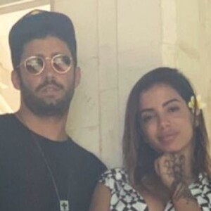 Anitta se mostrou surpresa ao ler críticas a respeito de seu romance com Pedro Scooby, assumido durante as férias da artista em Bali