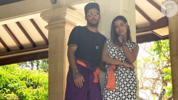 Anitta se mostrou surpresa ao ler críticas a respeito de seu romance com Pedro Scooby, assumido durante as férias da artista em Bali