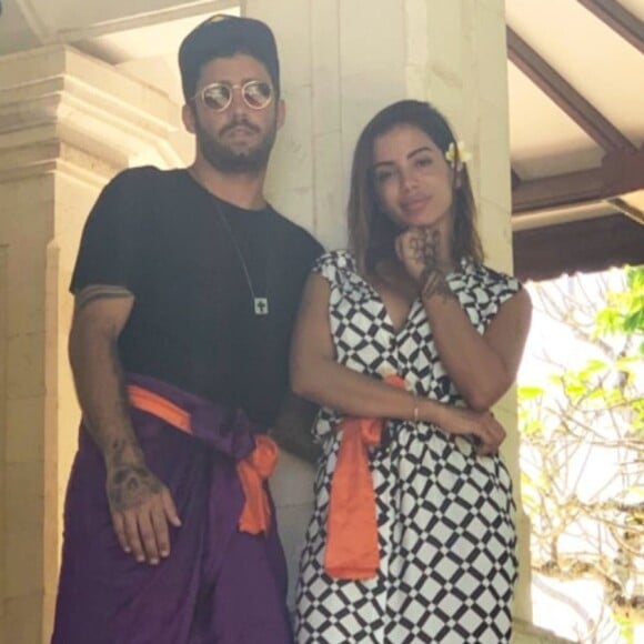 Anitta se mostrou surpresa ao ler críticas a respeito de seu romance com Pedro Scooby, assumido durante as férias da artista em Bali