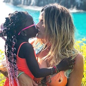 Giovanna Ewbank usa livros infantis para explicar racismo para Títi