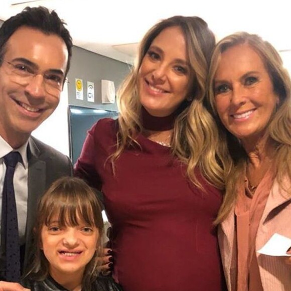 Rafaella Justus tocou bateria e piano e cantou em apresentação na escola e foi prestigiada pela mãe, Ticiane Pinheiro, a avó Helô Pinheiro e o padrasto Cesar Tralli