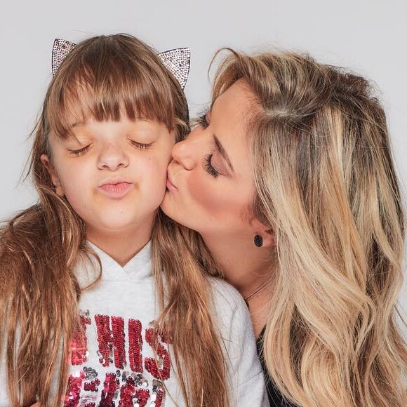 Grávida pela 2ª vez, Ticiane Pinheiro se derreteu pela filha, Rafaella Justus, em apresentação na escola: 'Orgulho!'