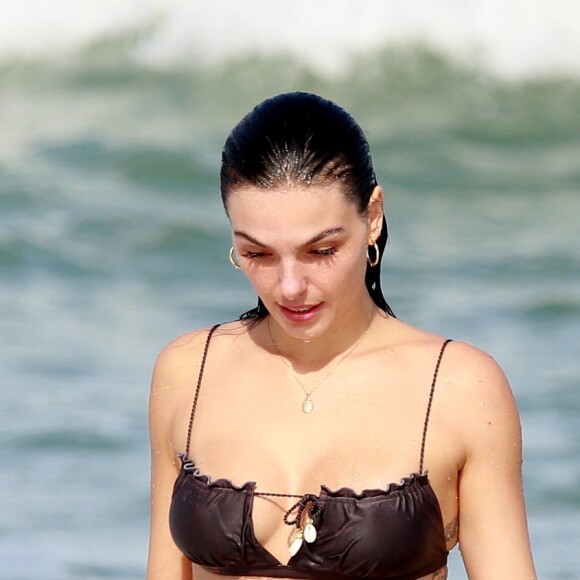 Isis Valverde mantém corpo sequinho após ser mãe