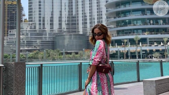 Anitta, durante parada em Dubai, brilhou com bolsa Yves Saint-Laurent e snake print colorido em seu look