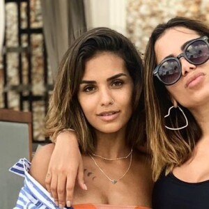 Para um fim de tarde com amiga, Anitta usou saída de praia floral Hope e biquíni preto