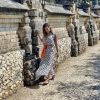 Anitta escolheu um longo Amir Slama estampado para visitar templo em Bali
