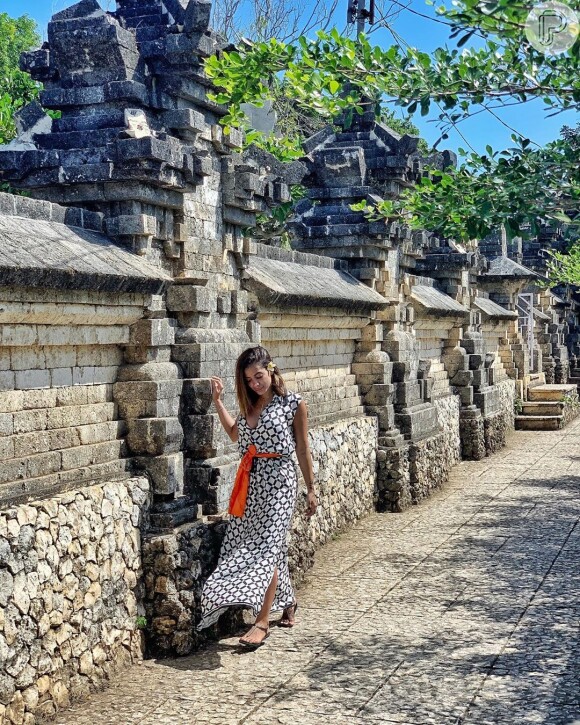 Anitta escolheu um longo Amir Slama estampado para visitar templo em Bali