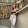 Anitta combinou cropped jeans Blank Rio com calça transparente e óculos com detalhe branco