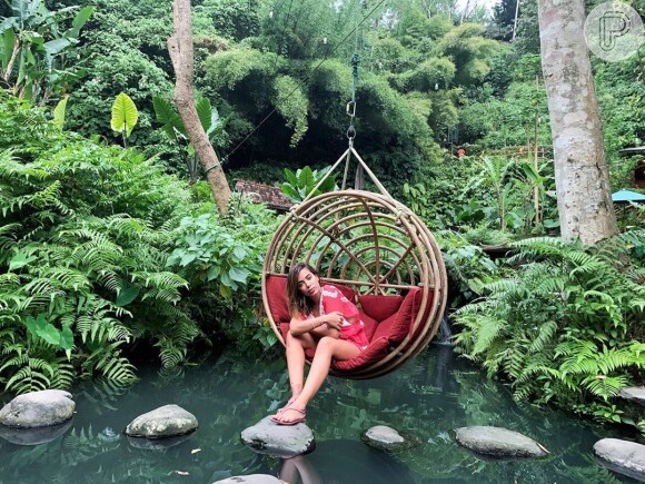 Anitta usou vestido vermelho Amir Slama durante viagem a Bali