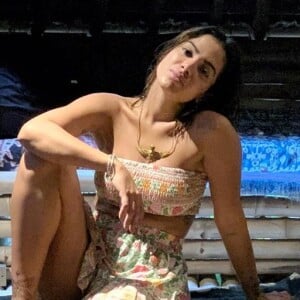 O cropped tomara que caia Mila The Label valorizou o colar escolhido por Anitta 