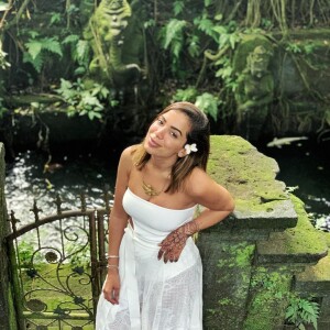 Anitta brilhou com look all white! A cantora combinou um maiô tomara que caia e saia com leve transparência