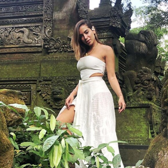 Anitta posa evidenciando fenda de saia com transparência em foto