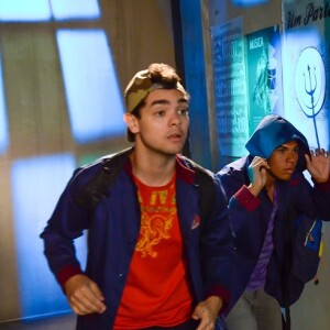 Zóio (Vyni Takahashi) e Mosquito (Cainã Montes) invadem a escola e deixam recado para João (Ígor Jansen) na novela 'As Aventuras de Poliana'