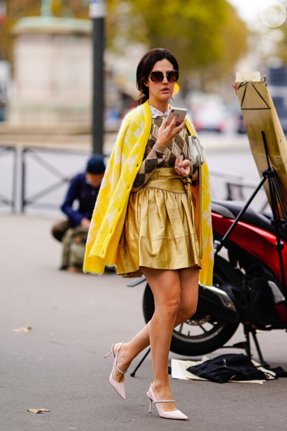 O casaco de tricô amarelo pode combinar com peças em tons mais sóbrios, como dourado e marrom