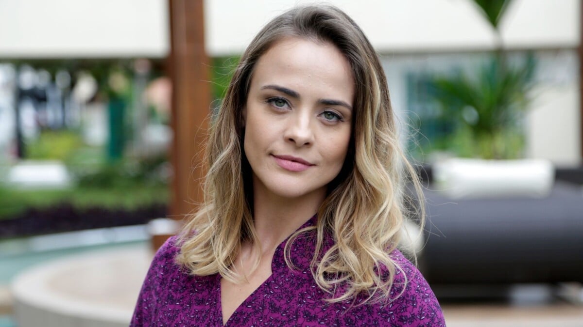Juliana Silveira posta foto nua e web recorda novela: Nude de Floribella.  Veja - Purepeople