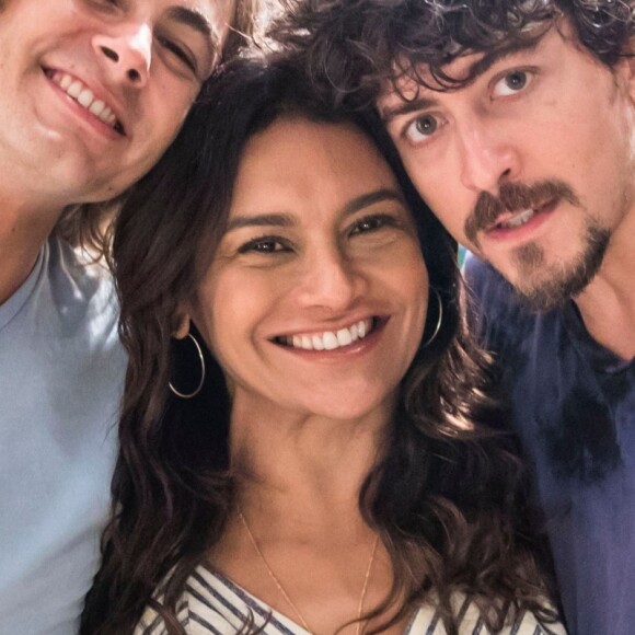 Jerônimo (Jesuíta Barbosa) sobe na moto e começa a fugir de João (Rafael Vitti), que entra no carro e vai atrás dele na novela 'Verão 90'