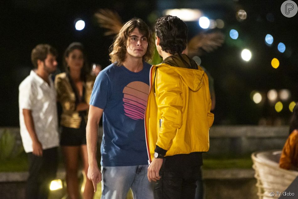 Os dois irmãos vão lavar roupa suja e começam a brigar na novela 'Verão