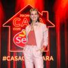 Camila Queiroz apostou na trend sporty e usou calça jogging e jaqueta bomber em tom de rosa claro, combinados com sombra lavanda e boxer braids na frente do cabelo.