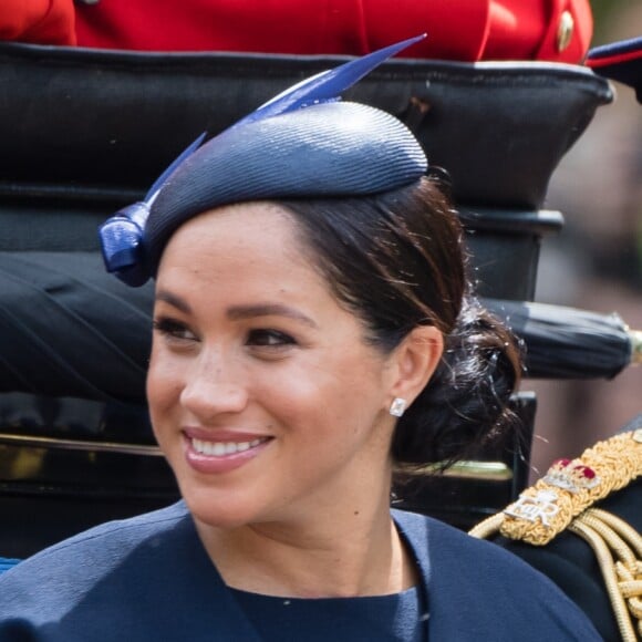 Meghan Markle surgiu em seu primeiro evento com look elegante para celebrar os 93 anos da rainha Elizabeth II